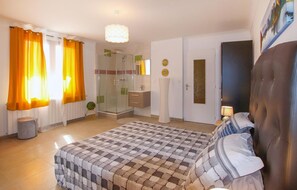 6 bedrooms, iron/ironing board, travel crib, free WiFi - Gorgeous home in Aubenas (Aubenas)