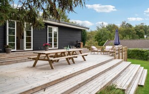 Outdoor dining - Lovely home in Fårevejle with kitchen (Fårevejle)