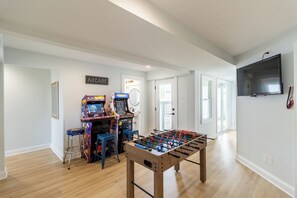 Game room - 🏖️1 min to beach access!🏊‍♂️Heated pool, hot tub, pets, ocean views, arcade! (Nags Head)
