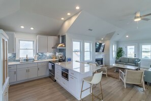 Kylskåp, mikrovågsugn, ugn och spishäll