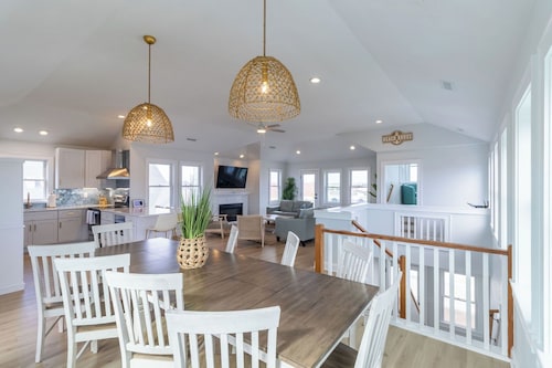 🏖️1 min to Beach!🏊‍♂️Heated pool included; Hot Tub; Pets; Ocean Views; Arcade!