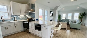 ⭐️1 min to Beach!🏊‍♂️Heated pool included; Hot Tub; Pets; Ocean Views; Arcade!