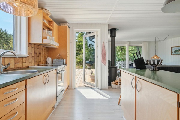 Coffee/tea maker, fridge, stovetop, dishwasher