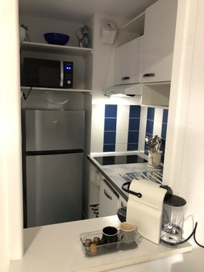 Réfrigérateur, micro-ondes, four, plaque de cuisson