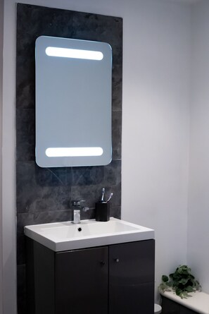 Appartement, Meerdere bedden | Badkamer | Een douche, een haardroger, handdoeken