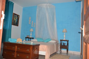 1 habitación, tabla de planchar con plancha, wifi gratis y ropa de cama 