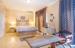 6 bedrooms, iron/ironing board, free WiFi, bed sheets