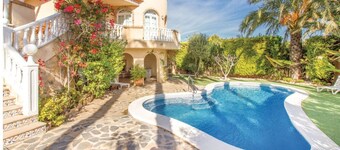 Double villa for 1-2 families or small groups with individual architecture
