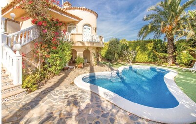 Double villa for 1-2 families or small groups with individual architecture