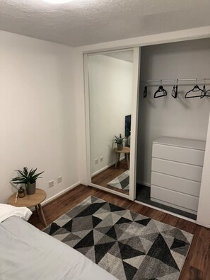 1 dormitori, planxa i posts de planxar, wifi i roba de llit 