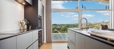 Fridge, oven, dishwasher, coffee/tea maker