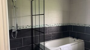 Huis | Badkamer | Een aparte badkuip en douche, een diep bad, handdoeken