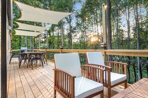 Outdoor dining - Secluded Chic Design: 15min AVL-GameRm-Sauna-HotTub (Alexander)