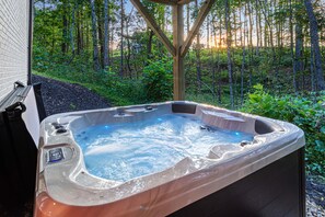 Outdoor spa tub - Secluded Chic Design: 15min AVL-GameRm-Sauna-HotTub (Alexander)