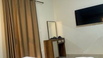 1 bedroom, premium bedding, down duvets, laptop workspace