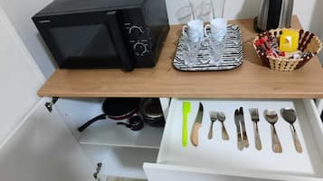 Tetera eléctrica y comedor