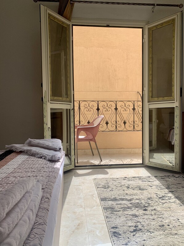 デラックス スイート クイーンベッド 1 台ソファーベッド付き バルコニー シティビュー | テラス / パティオ