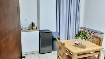 تلفزيون ذكي بحجم 34-بوصة يعرض قنوات فضائية، مدفأة