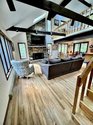 Smart TV, chimenea y videojuegos 