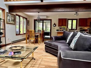 Smart TV, fireplace, video games - Retreat to Jackson's Ridge and enjoy the Poconos! (East Stroudsburg)