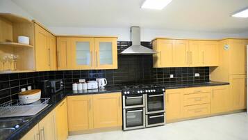 House | Private kitchen | Fridge, microwave, oven, stovetop