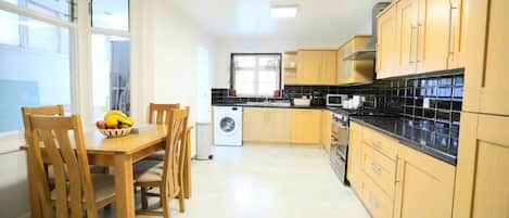 House | Private kitchen | Fridge, microwave, oven, stovetop