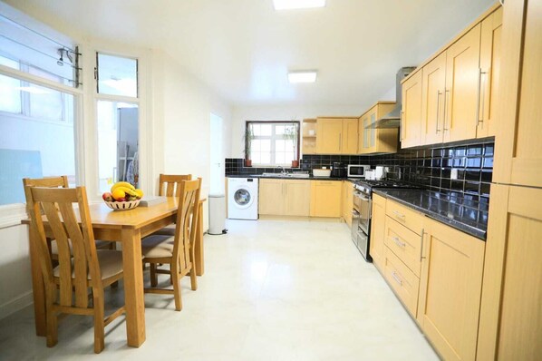 House | Private kitchen | Fridge, microwave, oven, stovetop - Impeccable 3-bed House in Plumstead, London (London)