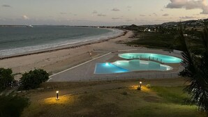 Une plage avec une piscine et vue sur l’océan.