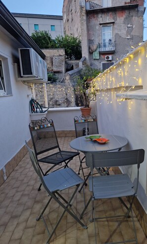 Outdoor dining - Veronica's Veracious Rooms B&B (Napoli)