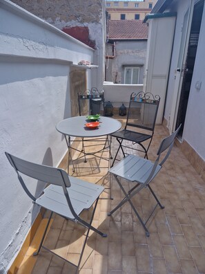 Outdoor dining - Veronica's Veracious Rooms B&B (Napoli)