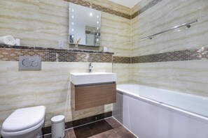 Apartment | Bathroom | Combined shower/bathtub, deep-soaking bathtub, towels - Spacious 2-bed Apartment in Oxford (Oxford)
