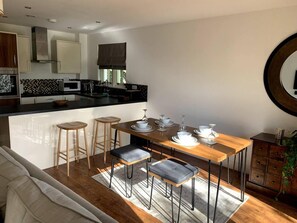 Apartment | Dining - Spacious 2-bed Apartment in Oxford (Oxford)