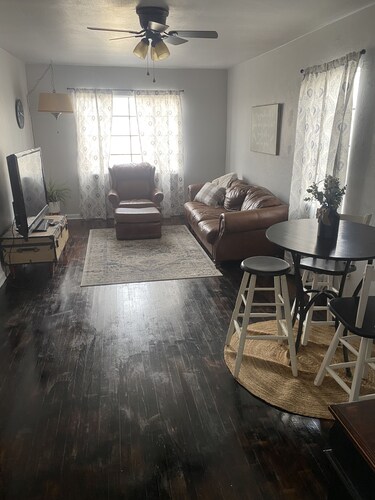 Cute Cozy and clean  apartment in the heart of Buhl. 