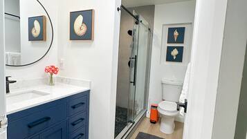 Shower, hair dryer, towels, shampoo