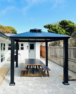 Outdoor dining - Mid-Century Modern Oasis in La Jolla Shores: Steps to Beach, Fun for Families! (San Diego)
