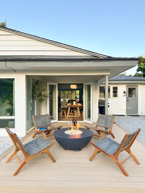Outdoor dining - Mid-Century Modern Oasis in La Jolla Shores: Steps to Beach, Fun for Families! (San Diego)
