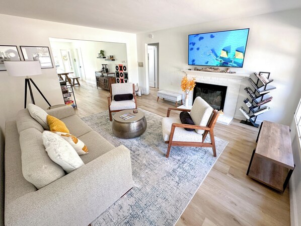 Smart TV, books - Mid-Century Modern Oasis in La Jolla Shores: Steps to Beach, Fun for Families! (San Diego)