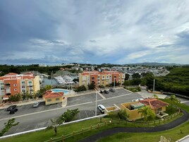 Zona residencial con edificios de apartamentos, un puerto deportivo y un estacionamiento.