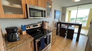 Family Apartment, 3 Bedrooms, Ocean View | Private kitchen