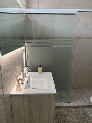 Shower, hair dryer, bidet, towels