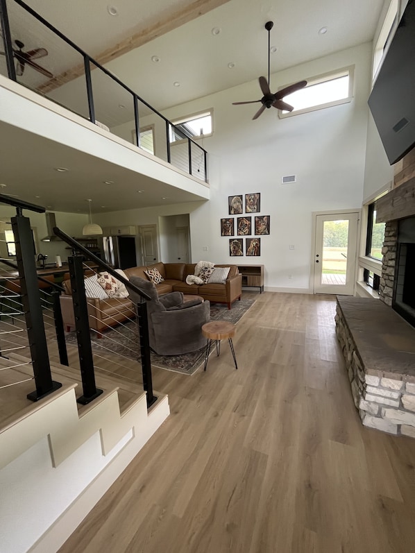 Smart TV, fireplace