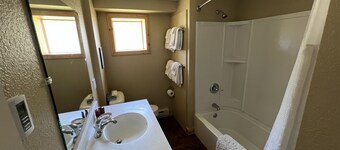 Queen Suite - Tahquamenon Suites Paradise MI