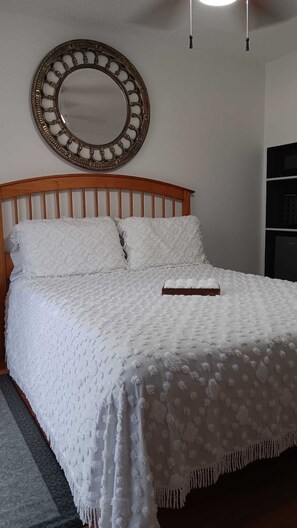 1 dormitori, escriptori, planxa i posts de planxar i wifi gratuïta 