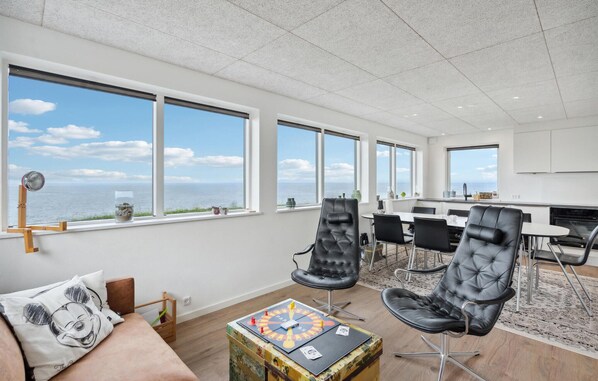 TV - Stunning home in Esbjerg V with kitchen (Esbjerg V)