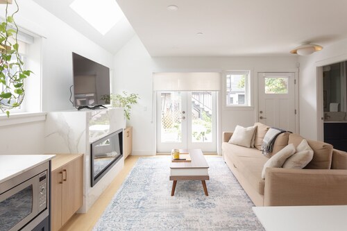 Luxury Laneway House near VGH, Children's Hospital, BC Place for FIFA & Downtown