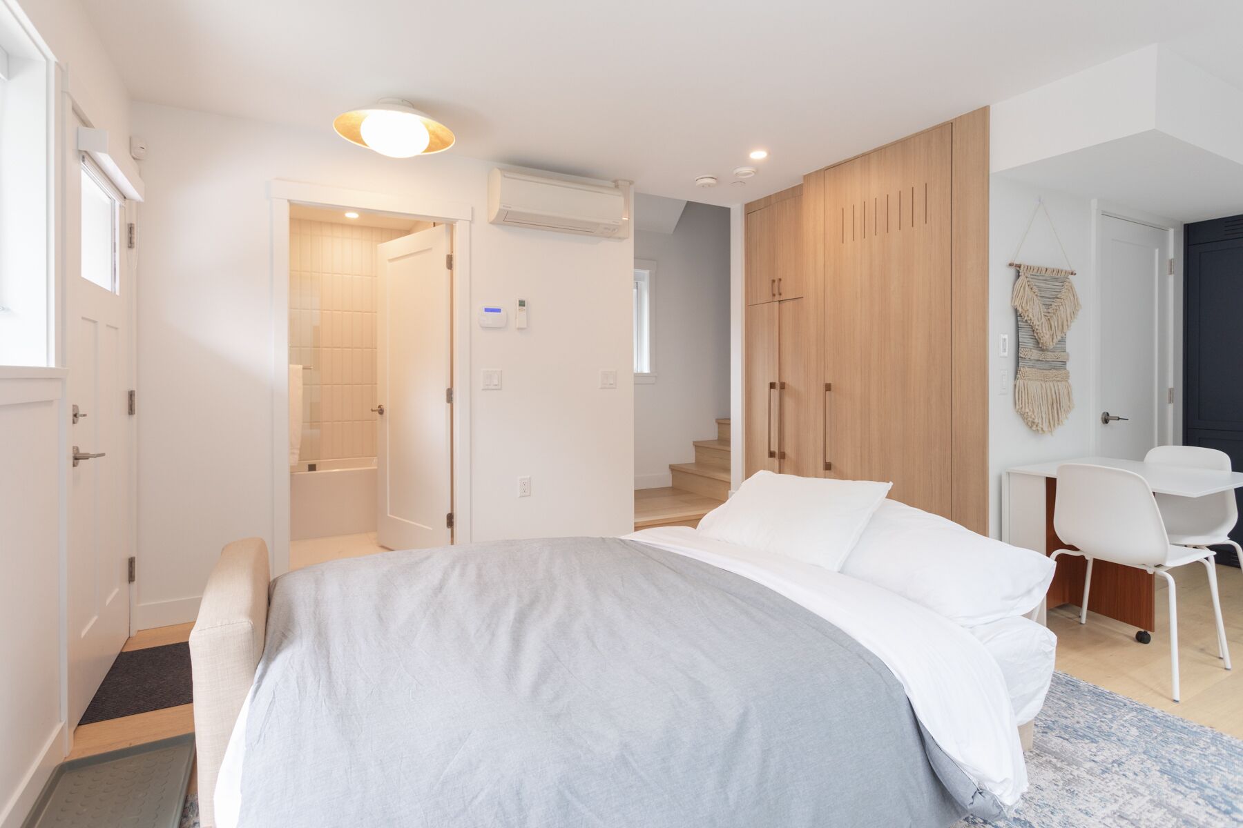 1 bedroom, desk, travel cot, WiFi