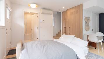 1 bedroom, desk, travel cot, WiFi