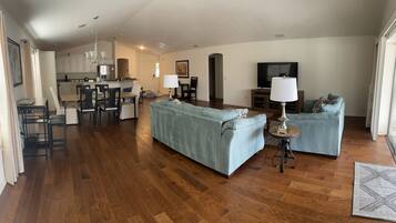 TV connectée, livres, écrans d'ordinateur