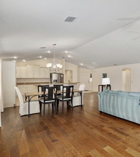 Luxury living minutes away from Brownwood Paddock Square-4 seat golf cart incl.