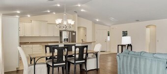 Luxury living minutes away from Brownwood Paddock Square-4 seat golf cart incl.